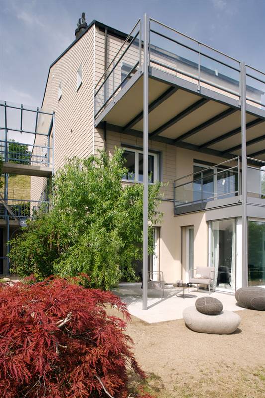 Blick entlang der Fassade eines Hauses im Schwandenpark